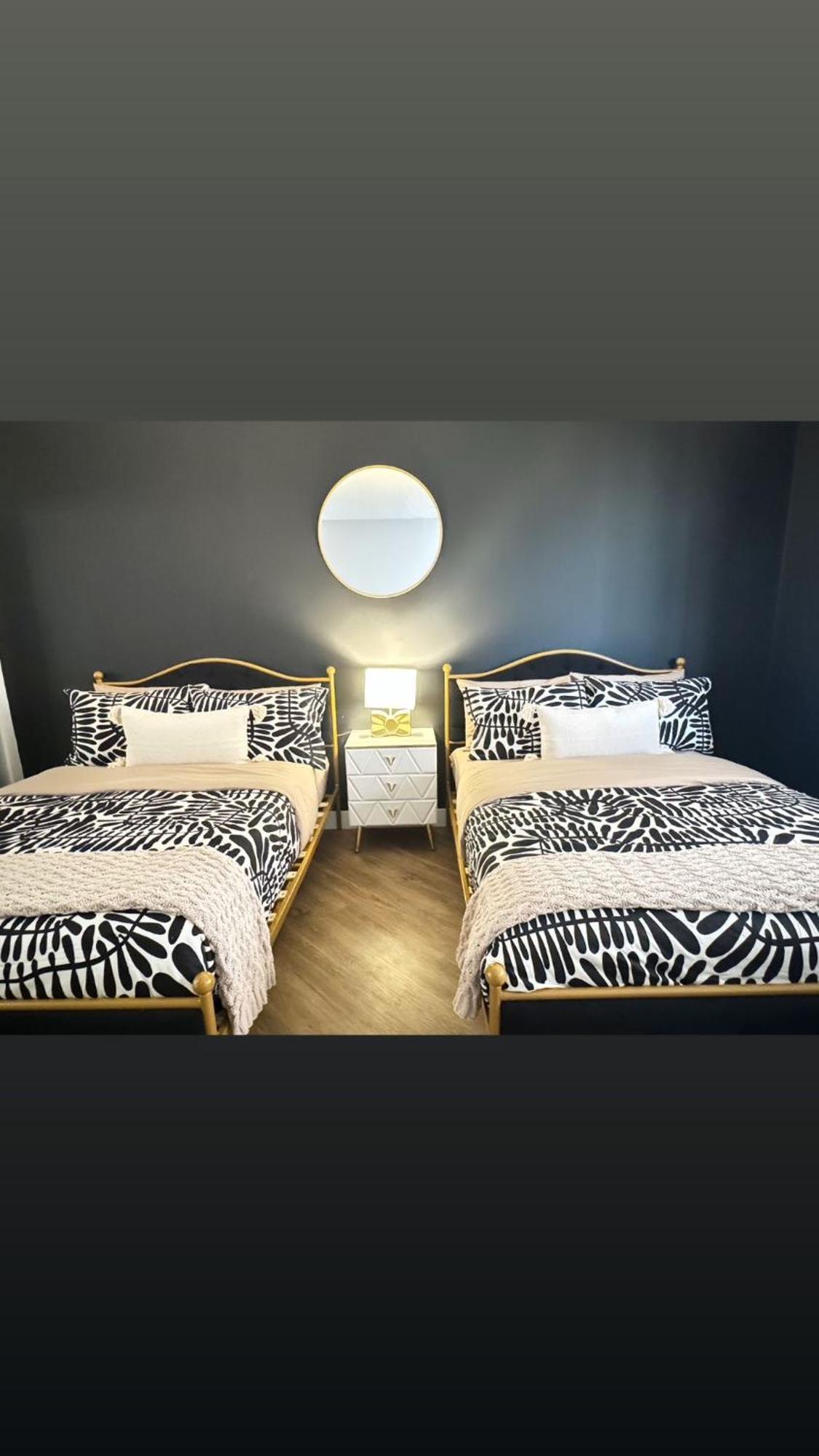 Incredible Two Bedroom Hollywood Apartments Free Parking Los Angeles Exterior foto